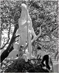 Monumento al indio charrúa de la plaza Las Colonias, en la que también se rinde tributo a los colonos que poblaron Cerrito